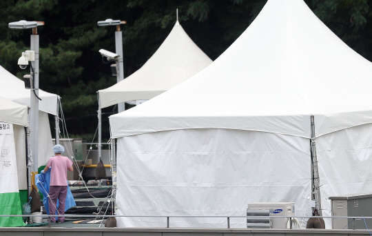 삼성서울병원이 20일 0시를 기준으로 부분폐쇄가 해제된다. 지난달 13일 중동호흡기증후군(메르스)로 인해 부분 폐쇄에 들어간 이후 약 40여일만이다.       19일 오전 일원동 삼성서울병원 주차장에 마련된 메르스 임시 진료소에 의료진이 보호용 가운을 벗어 수거함에 버리고 있다.